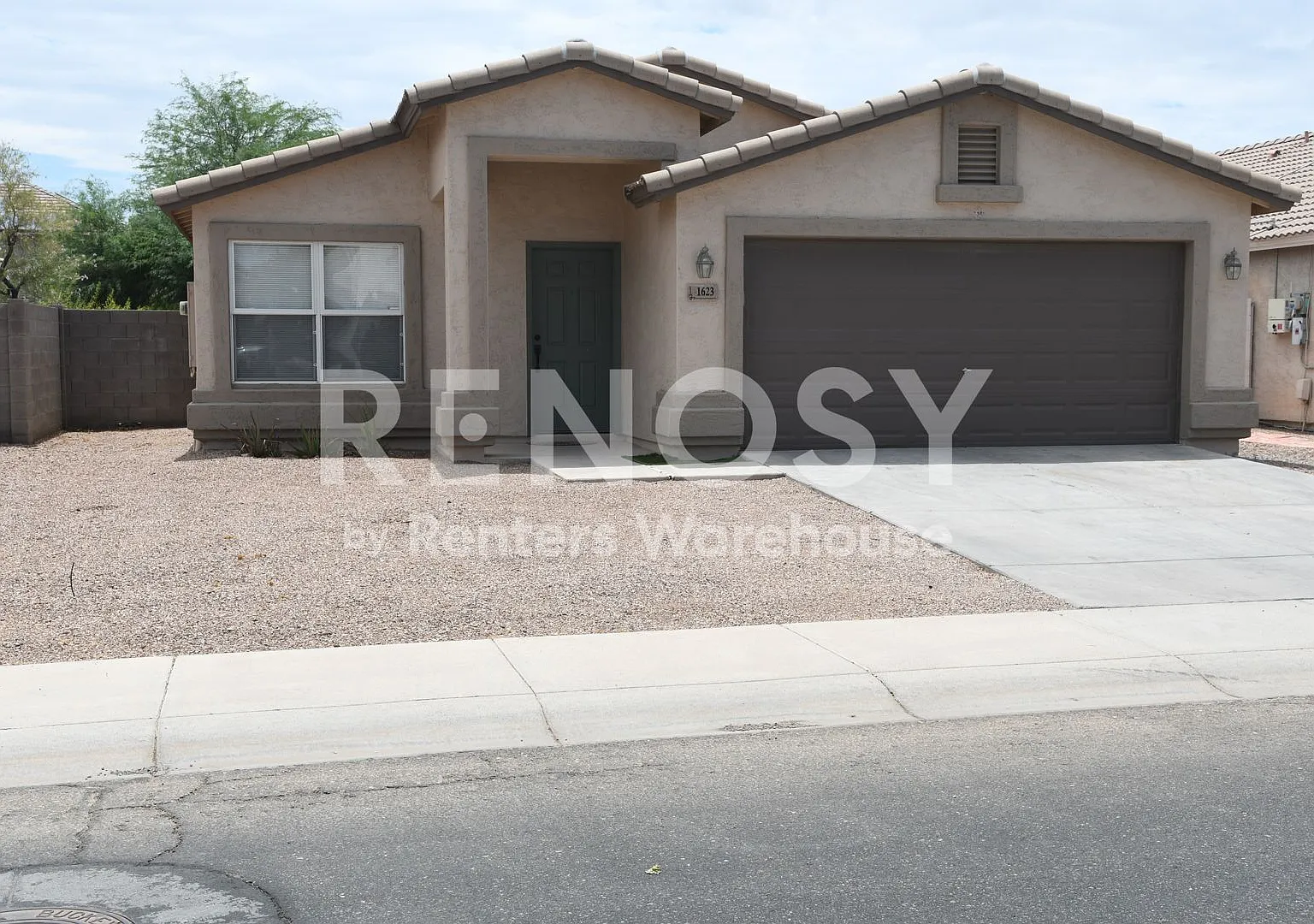 Ideal 3 BD/2 BA/2 CG house near MC 85 & Baseline in Buckeye! — Photo 1