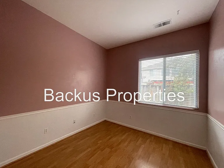 10 Elizabeth Cir — Photo 11