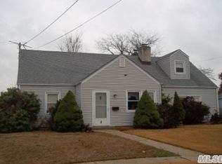 8 Park Ct, Farmingdale, NY 11735