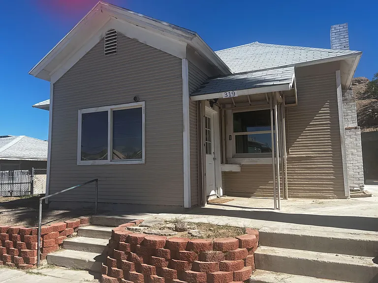 319 E St — Photo 2
