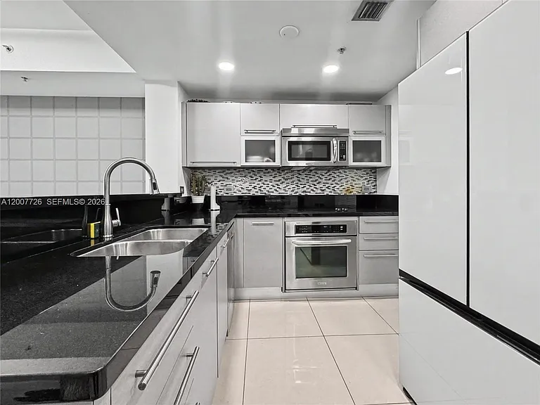 253 NE 2nd St #1003 — Photo 5