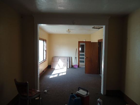 4th image of 152 Sprenger Ave
