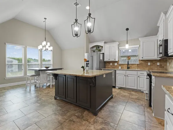 15008 Canyon Hill Dr, Walker, LA 70785
