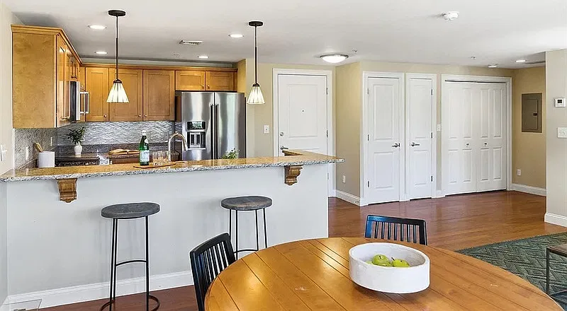 1 bed, 1.0 bath, 820 sqft, $1,920 — Photo 2