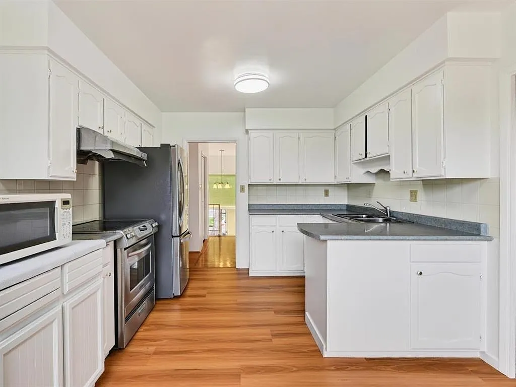 6 bed, 2650 sqft, $4,500 — Photo 2