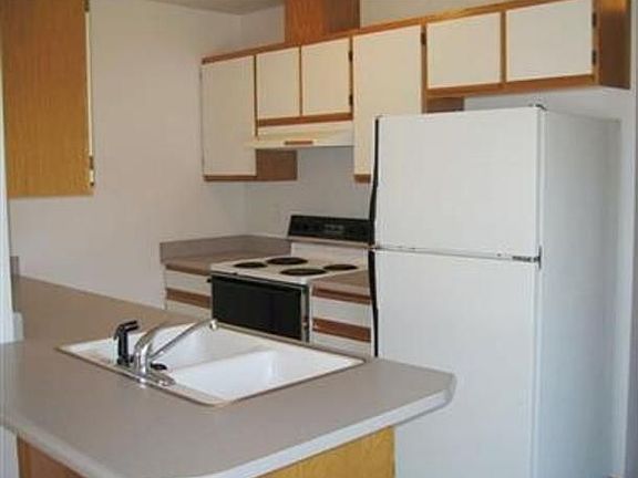 Refrigerator, dishwasher & garbage disposal included