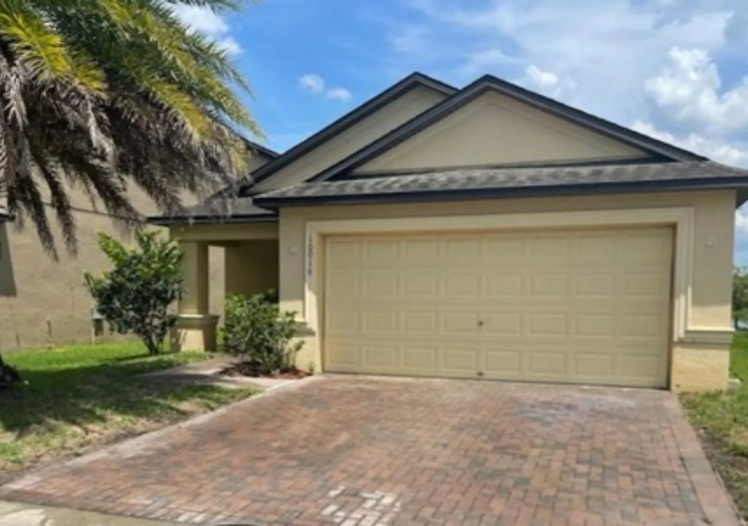 Beautiful 3 bedroom/2bath/2 car garage with oversized backyard on a beautiful pond with lots of c... — Photo 1