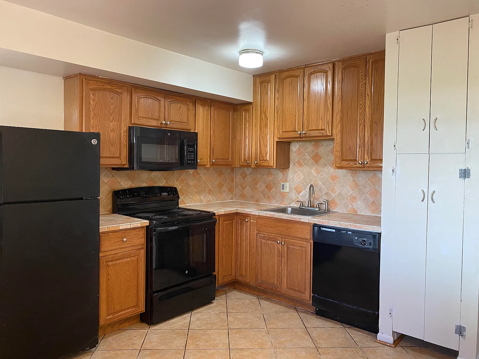 5 bed, 2264 sqft, $3,600 — Photo 4