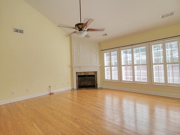 3rd image of 815 Hartington Ct