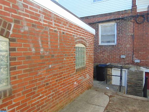3rd image of 1604 E Duval St