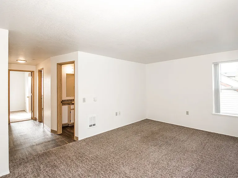 Rivercrest Apartments — Photo 9