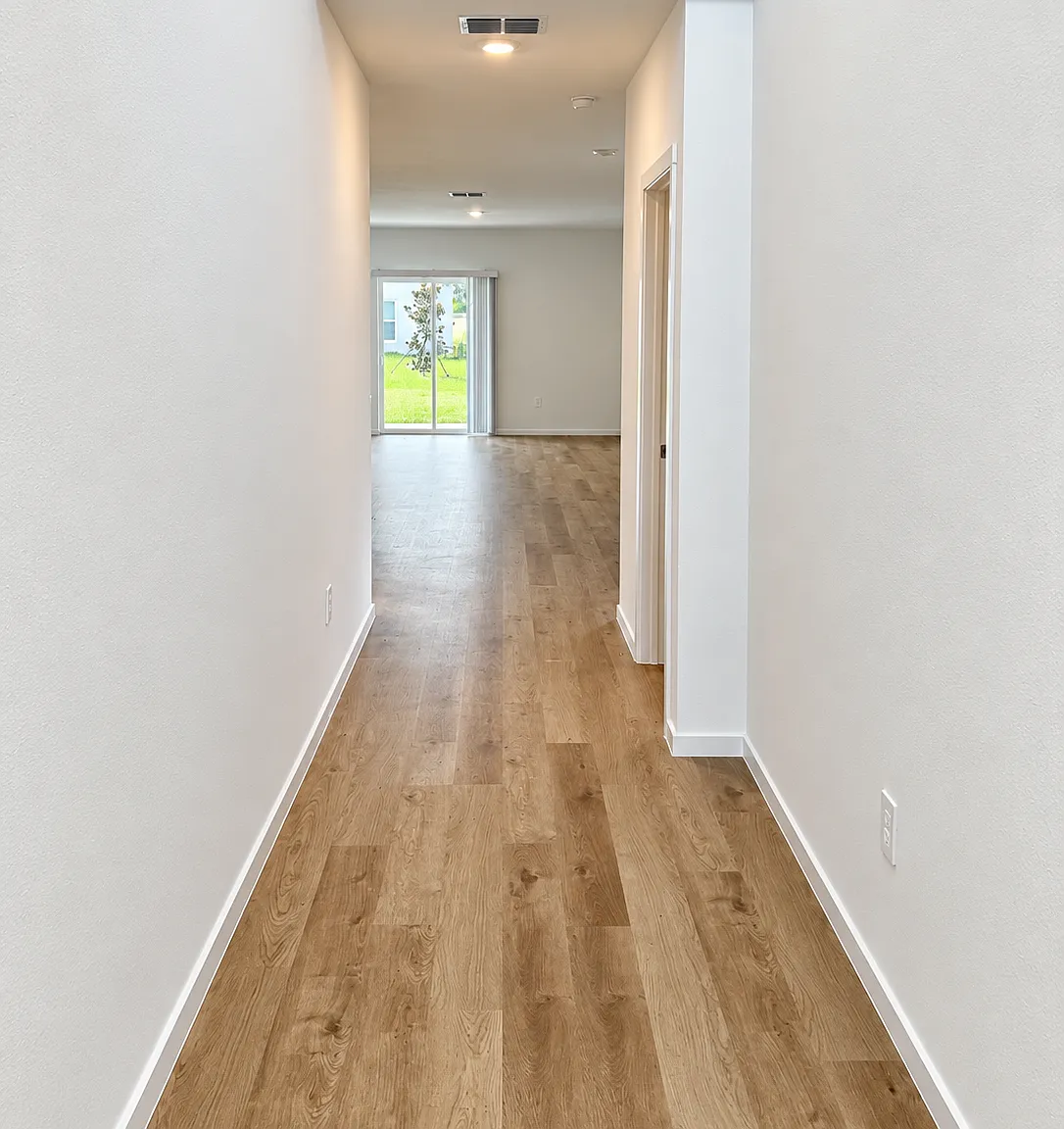 5 bed, 2.5 bath, 2389 sqft, $2,500 — Photo 2