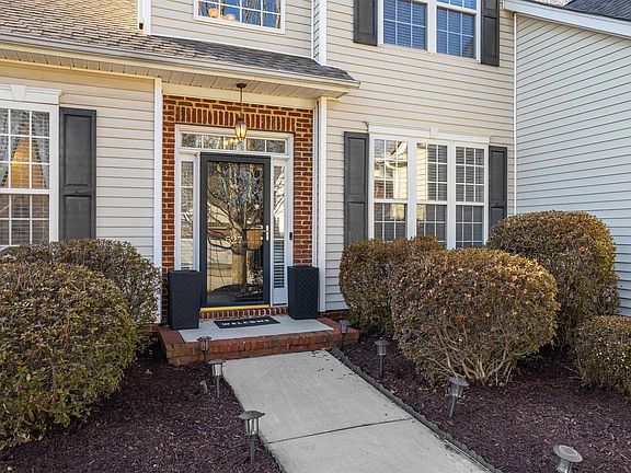 3rd image of 527 Kingsmoor Dr