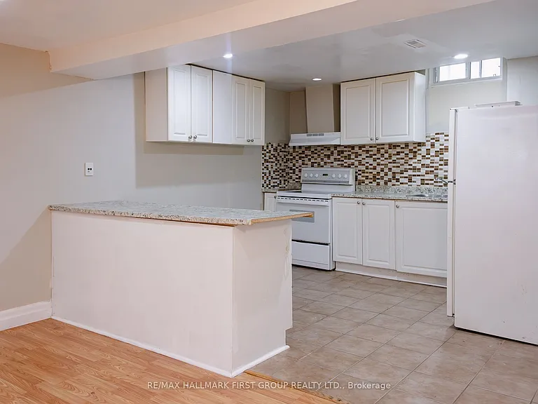 1702 Greenvale Cres — Photo 16
