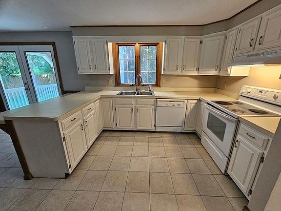 3rd image of 80 Crestwood Dr