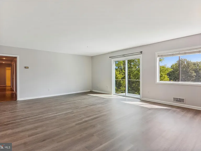 10631 Montrose Ave #M-202 — Photo 7