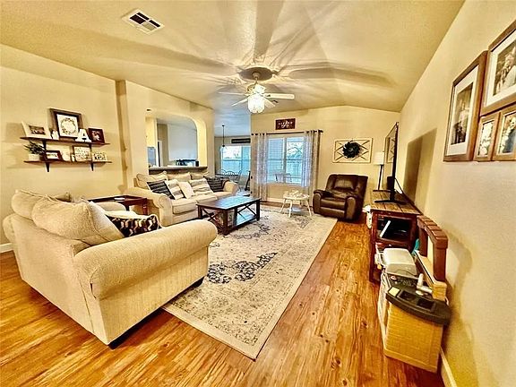 3rd image of 1006 Leah Ln