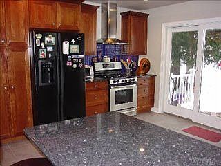 5th image of 25 Waverly Ave