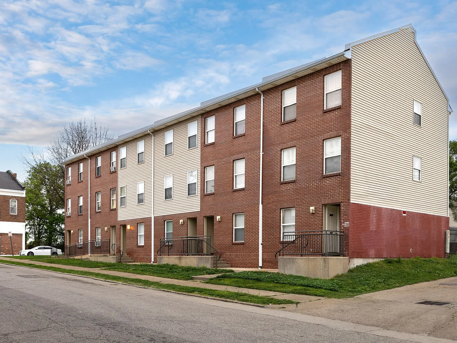 College Hill Apartments — Photo 2