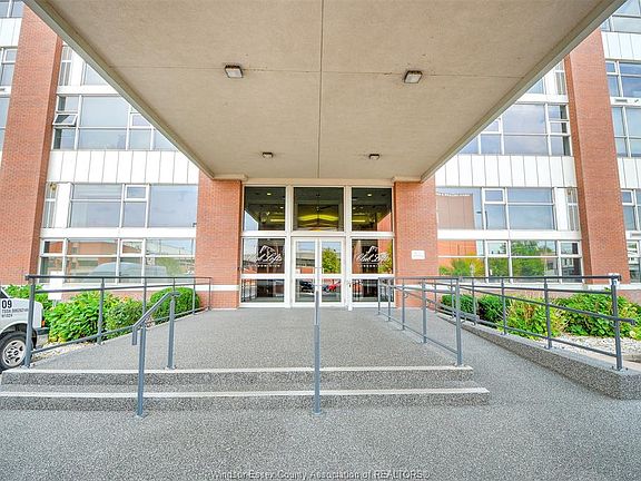 5th image of 2175 Wyandotte St E #105