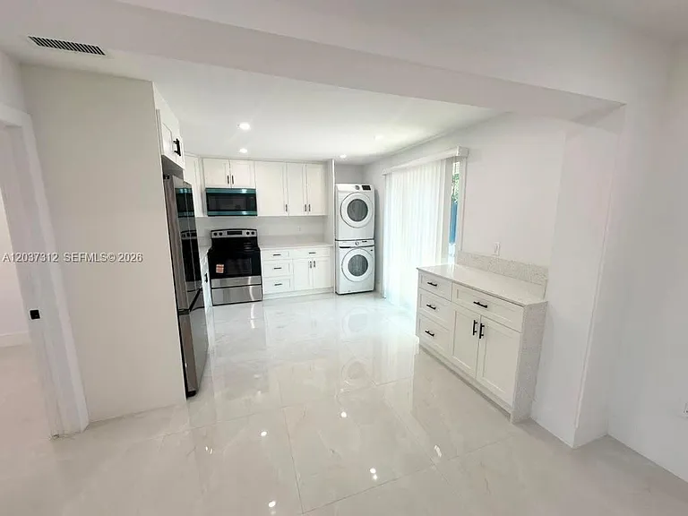 1473 NE 30th Ct — Photo 2