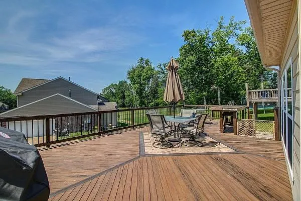 100 Sophie Ct — Photo 28