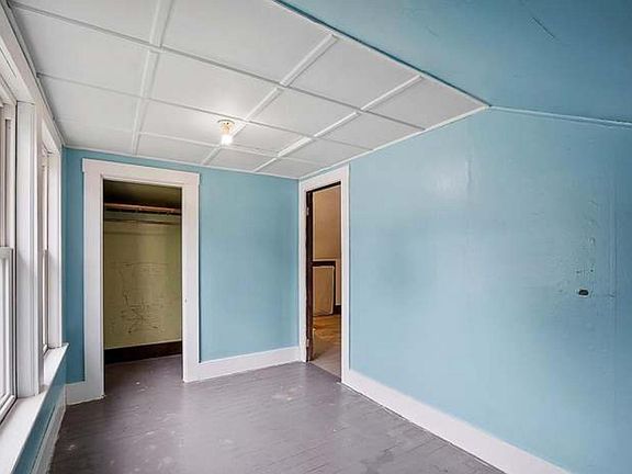 3rd image of 323 Park Ave