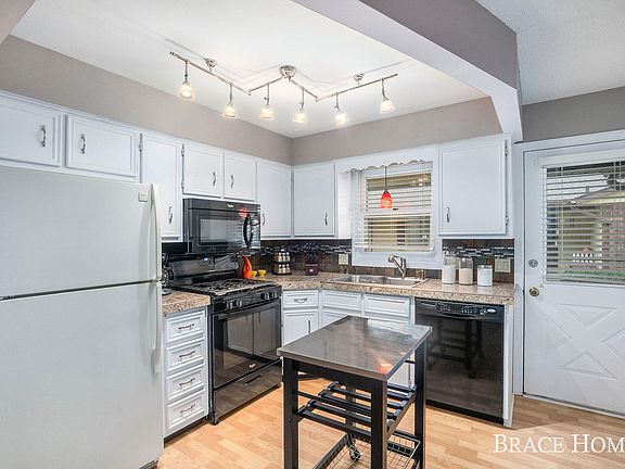 4th image of 7360 Pinegrove Dr #8