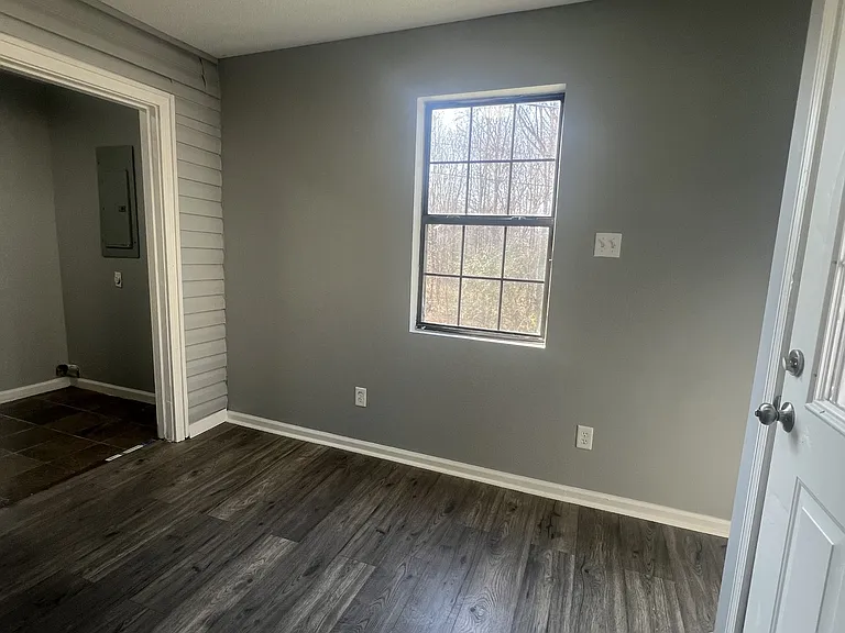 271 Adkins Cir — Photo 2