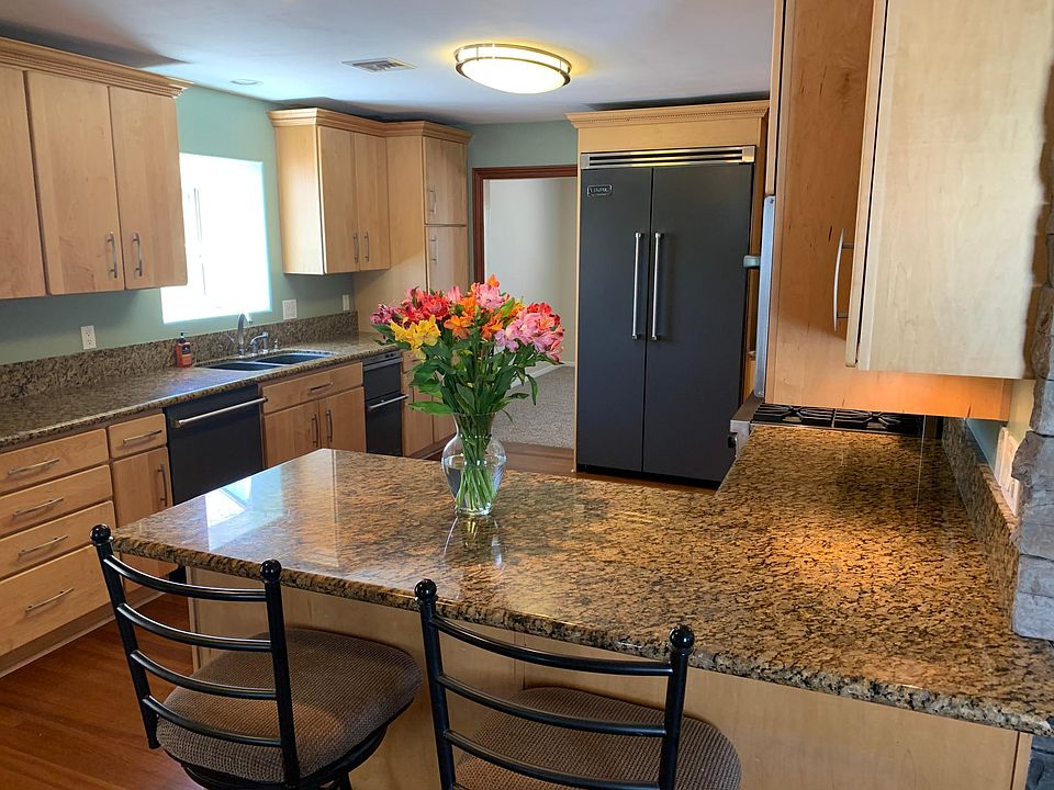 Gourmet Kitchen with Granite counter tops