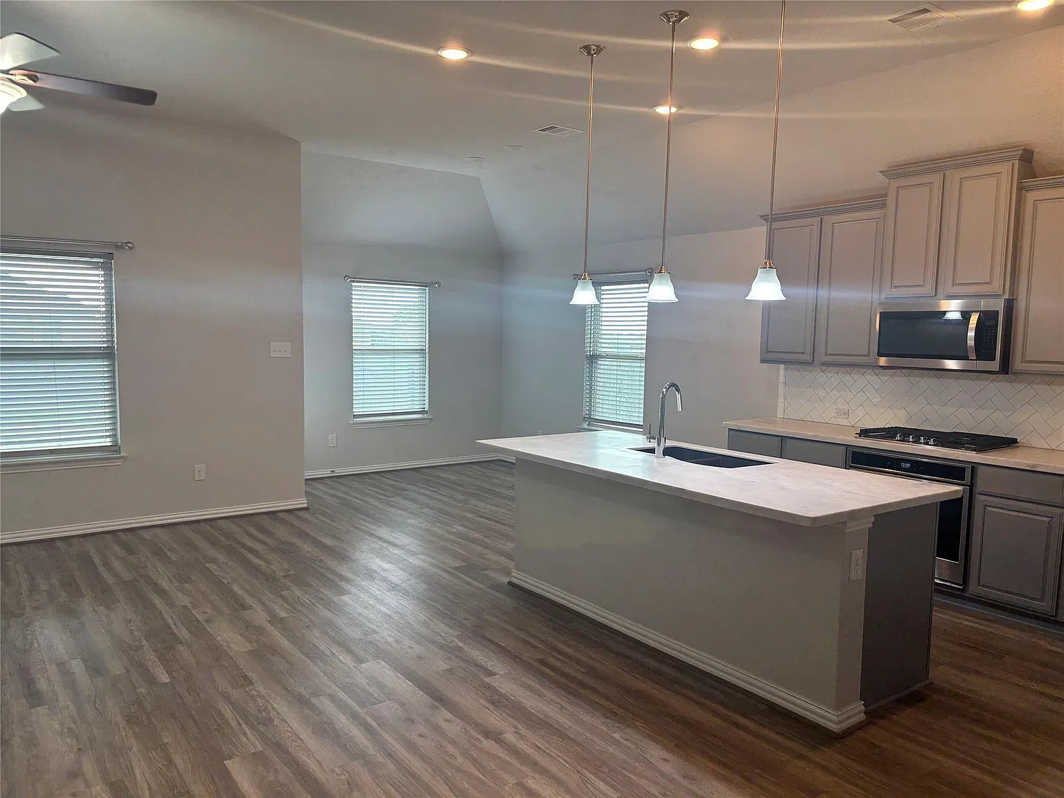3 bed, 2.0 bath, 1724 sqft, $2,200 — Photo 3