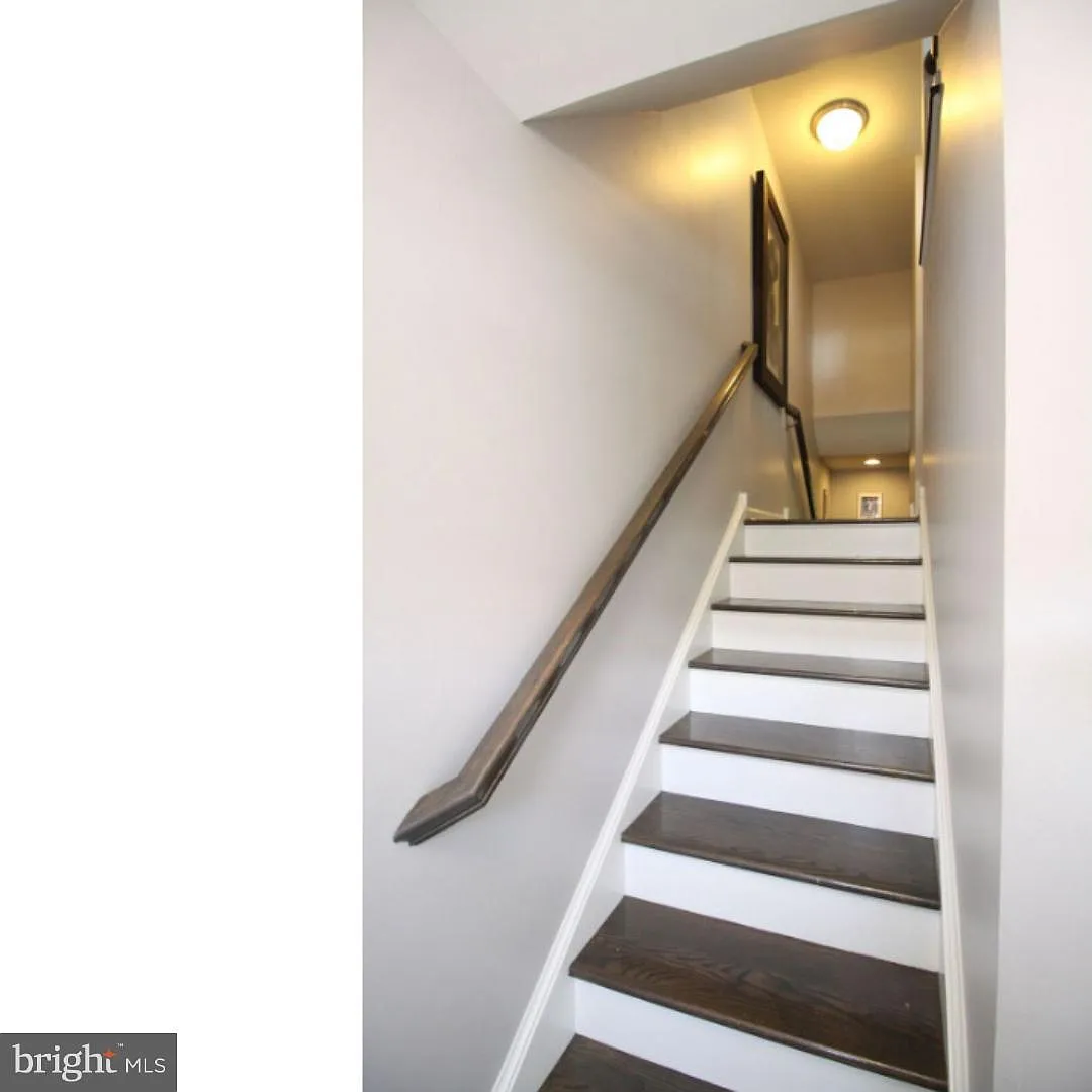 3 bed, 2.5 bath, 2100 sqft, $3,300 — Photo 2