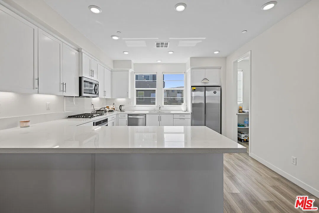 3 bed, 3.5 bath, 1950 sqft, $4,300 — Photo 4
