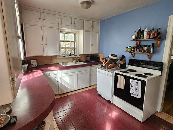 4th image of 1035 NE Lake St