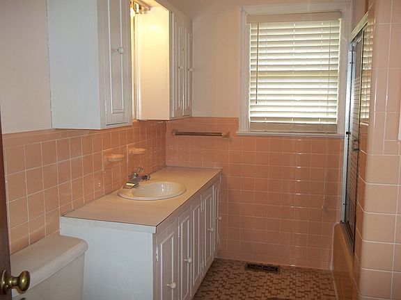 2nd image of 701 Carolina St