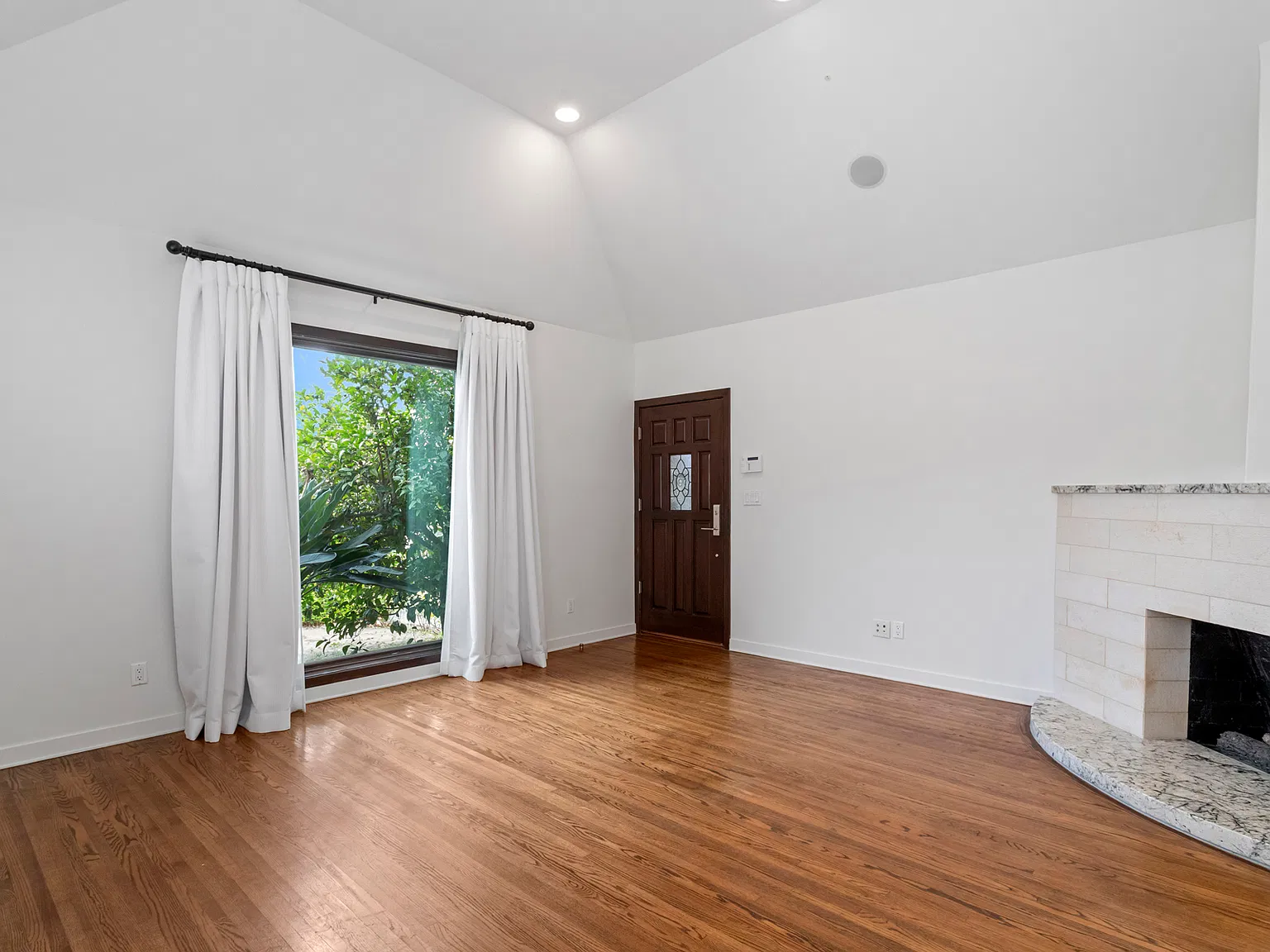 2 bed, 1110 sqft, $4,250 — Photo 4