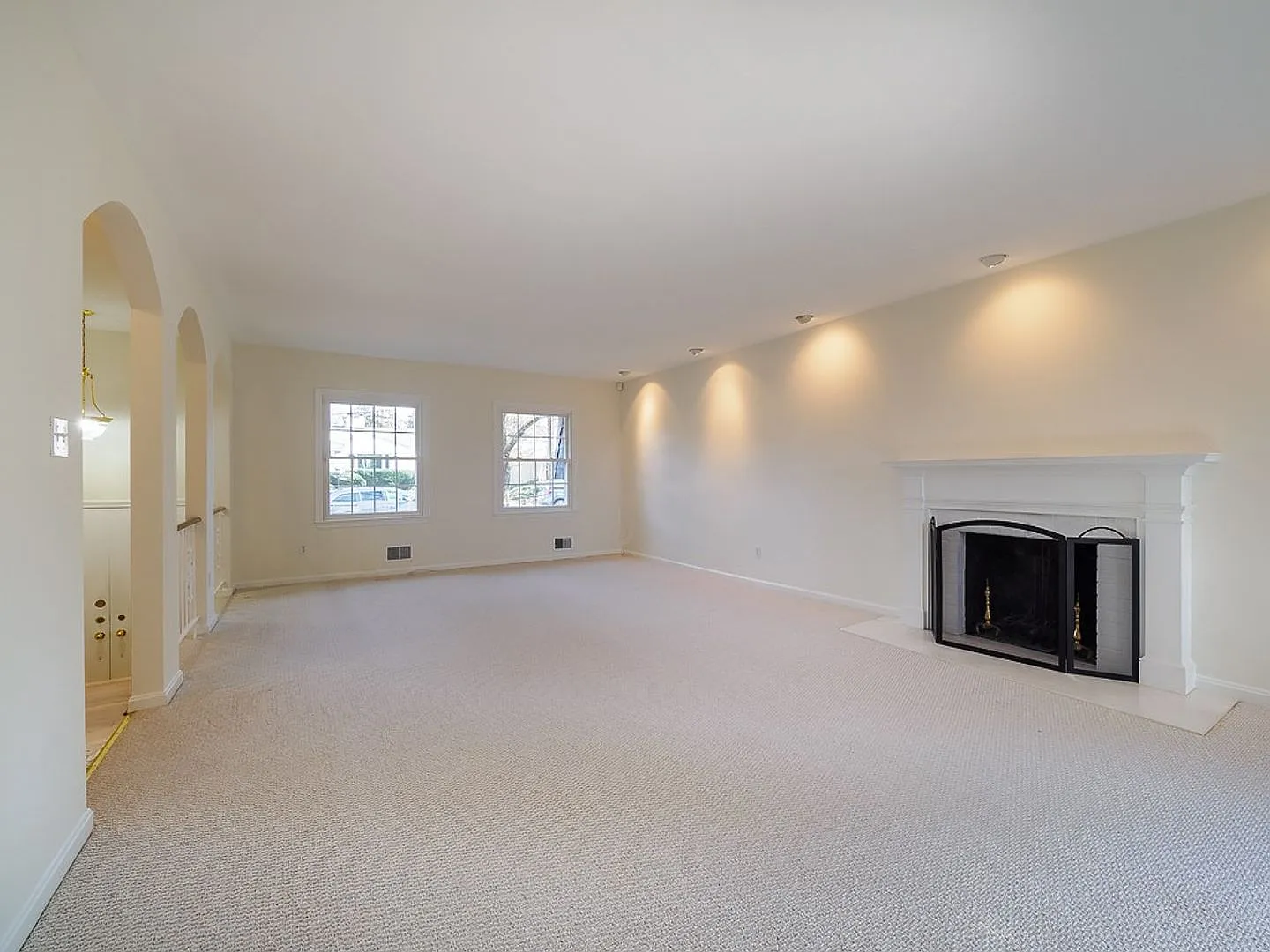 Expanded 4BR/3BA Home in Rock Creek Forest, Chevy Chase! Early September Move-In! — Photo 4