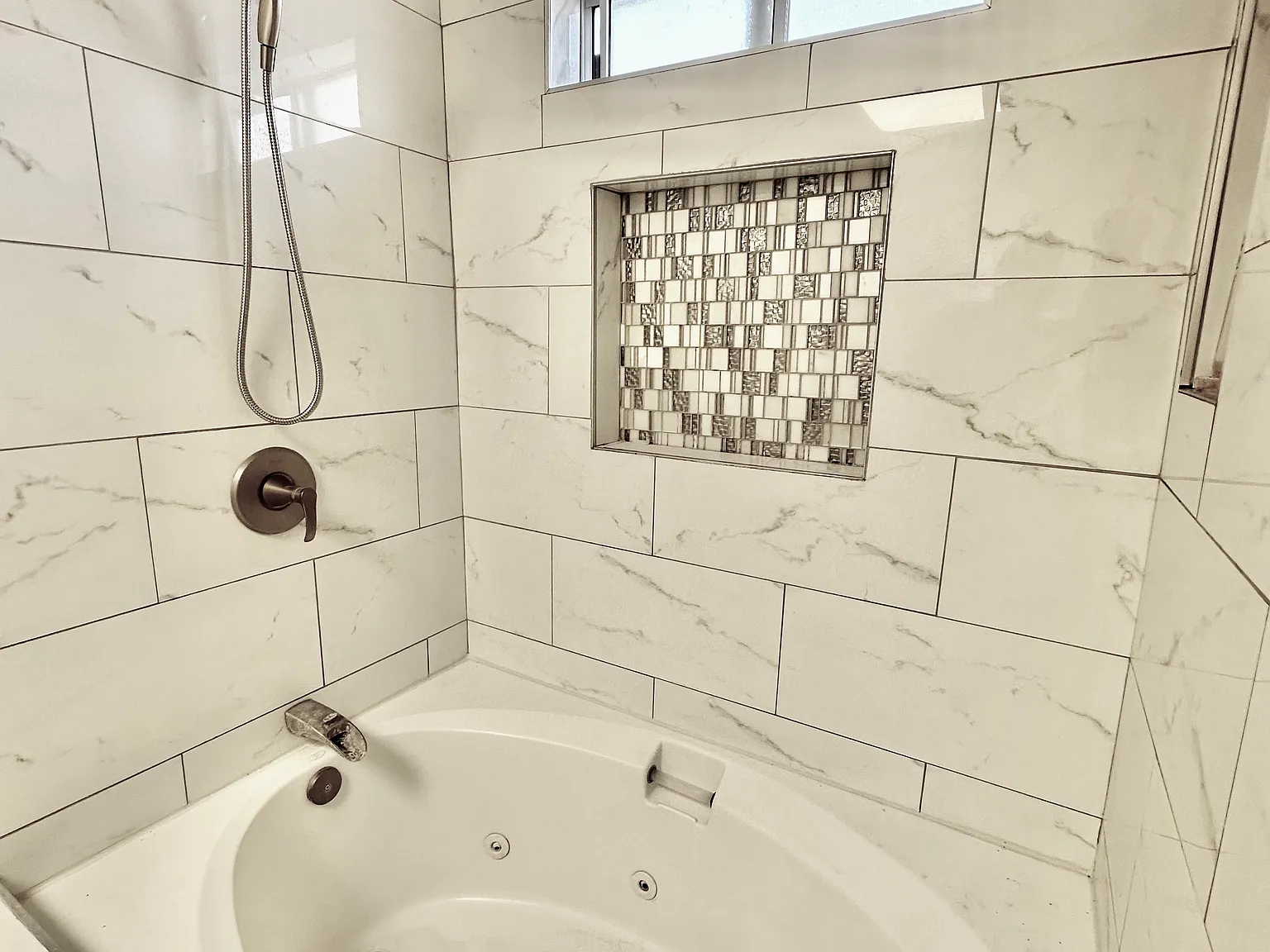 3 bed, 1361 sqft, $3,995 — Photo 3