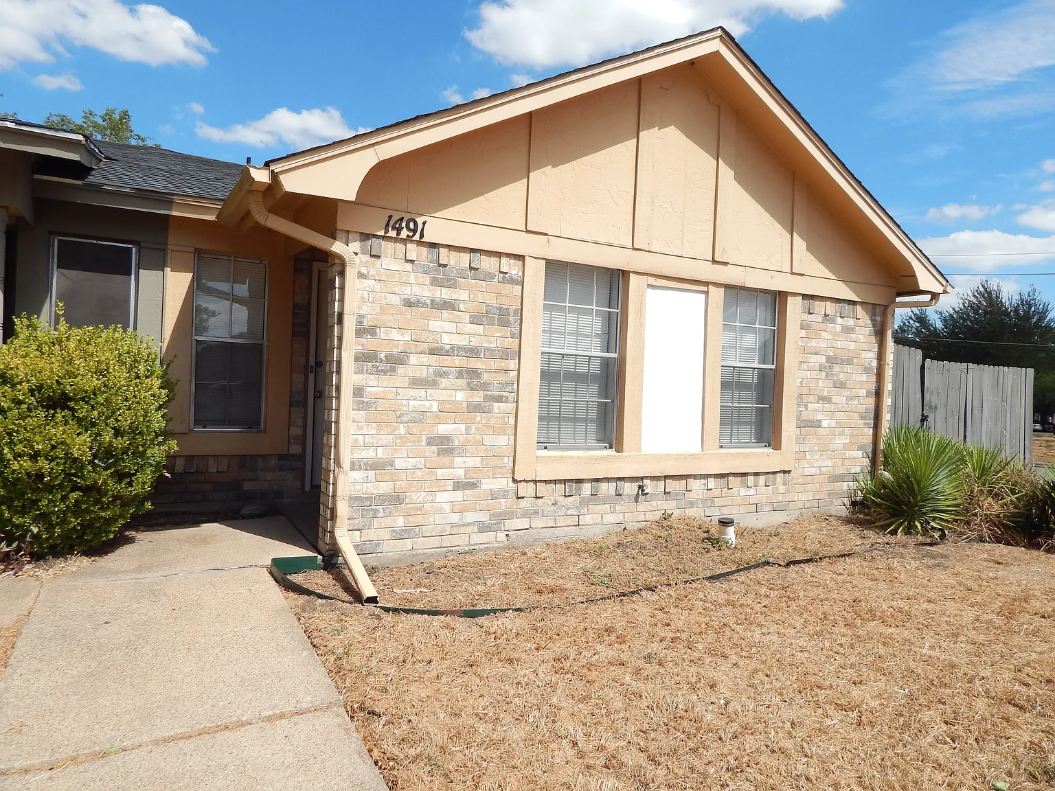 3 bed, 1600 sqft, $1,900 — Photo 1