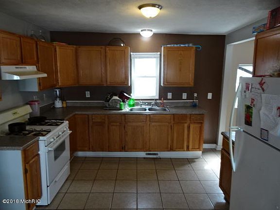 5th image of 915 Humbolt St SE