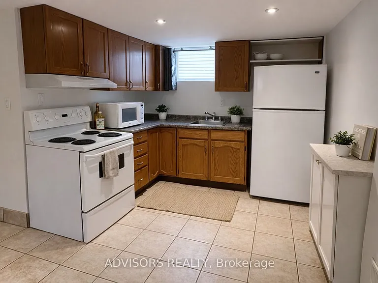 1470 Fisher Ave — Photo 3