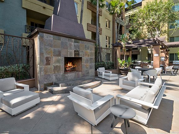5th image of 21200 Kittridge St #1-2231
