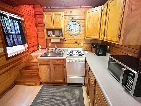 5th image of 137 Pine Ln