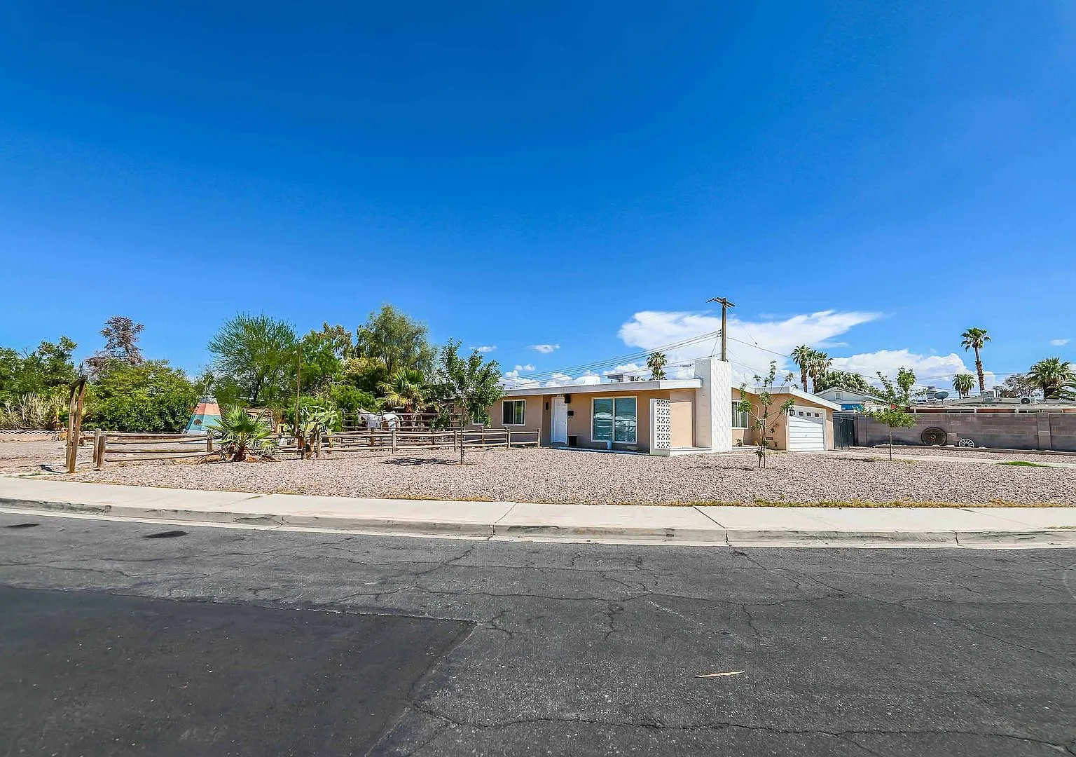 Charming 3 bedroom home for rent with a Western themed yard! — Photo 3
