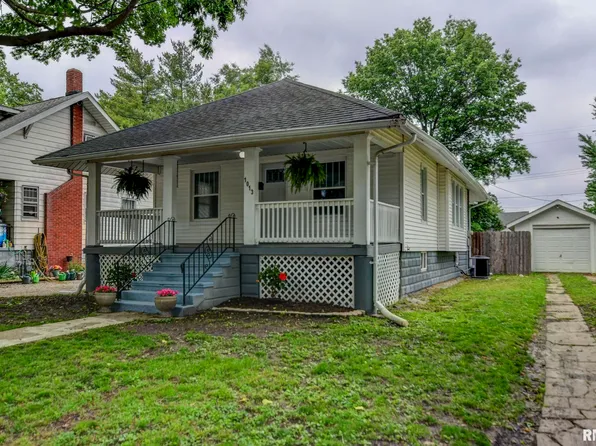 1013 W Vine St, Taylorville, IL 62568