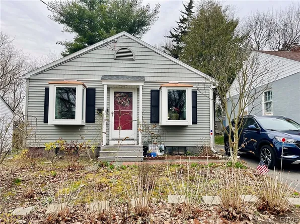 332 Clover Ridge Dr, Syracuse, NY 13206