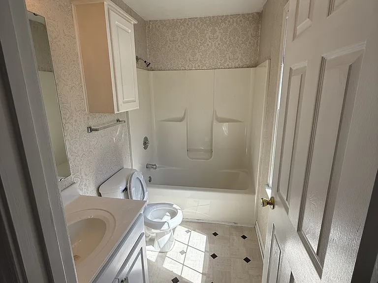 394 W Pointe Dr — Photo 12