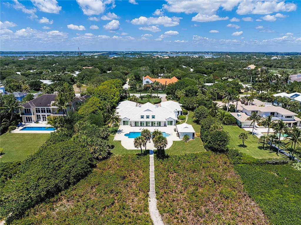 6 bed, 7.5 bath, 5500 sqft, $40,000 — Photo 3