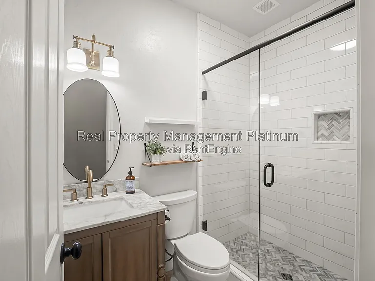1970 N Langley Ave — Photo 19