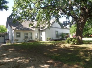 1129 E James St, Cleburne, TX 76031